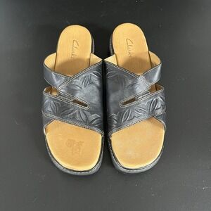 Clarks Black Leather Sandals Womens 8M Heel Leaf Embossed Slides 72670 Two Tone